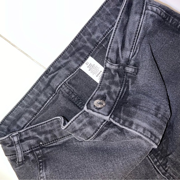 H&M black high rise skinny jeans - Picture 3 of 3